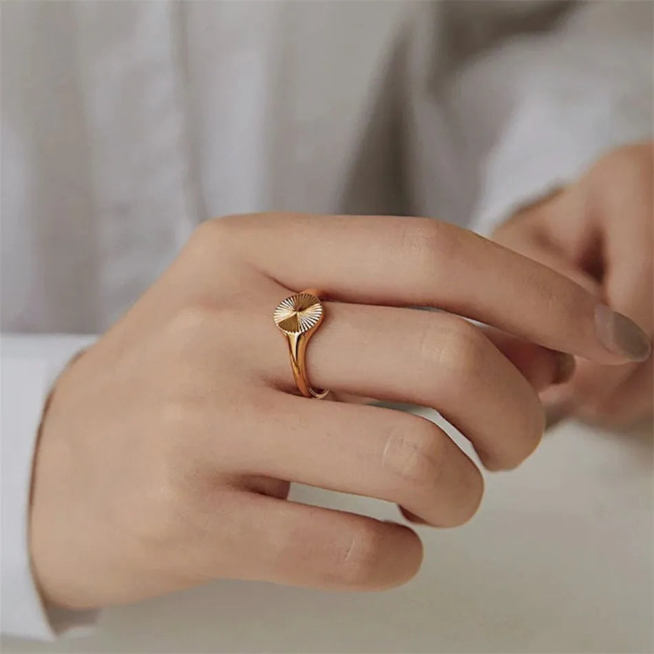 Delicate Rays Texture Ring
